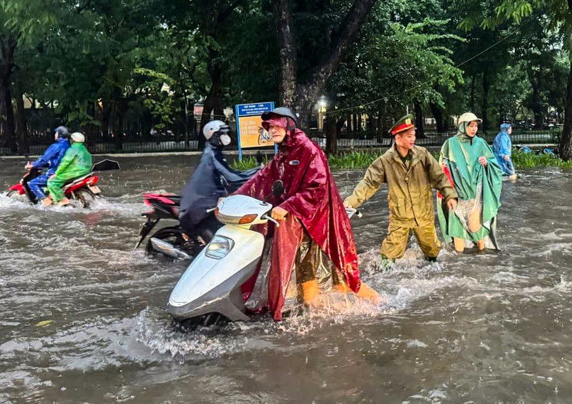 CATP ứng trực ở các điểm ngập sâu để phân luồng giao thông, cảnh báo, giúp đỡ người dân