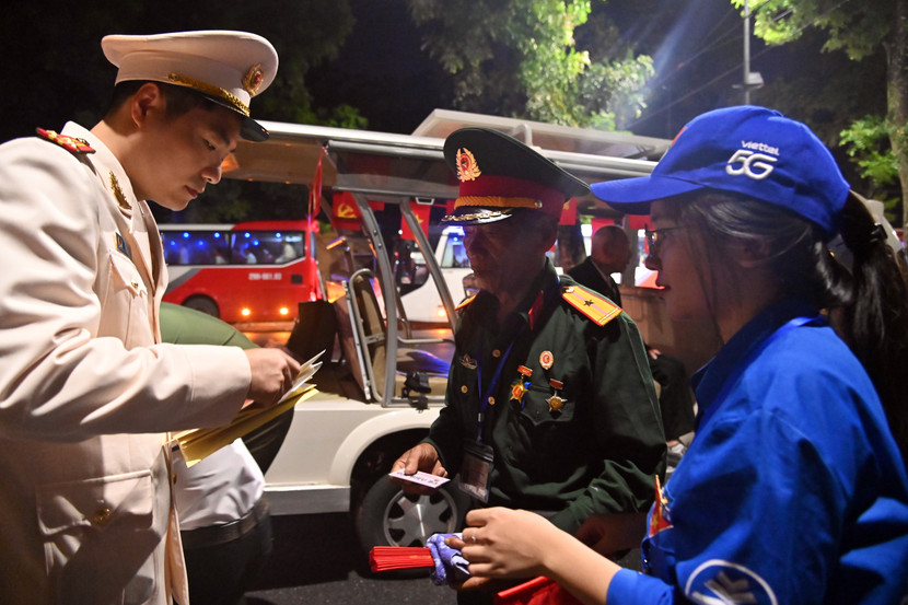 Thượng tá Bùi Nhật Quang, Phó Trưởng phòng, Phòng Công tác chính trị, CATP Hà Nội được Ban giám đốc CATP giao nhiệm vụ tháp tùng 2 vị khách đặc biệt này