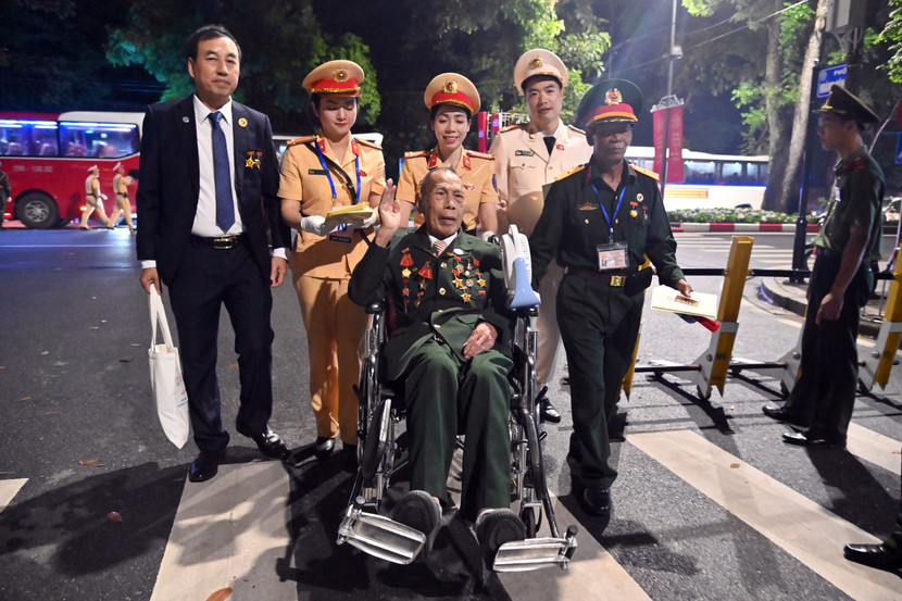 Cụ Lê Bình vui lắm. Cụ vẫy tay chào mọi người liên tục. Trước đó, khi được người nhà đưa ra phố Nguyễn Thái Học để xem sơ duyệt diễu binh, diễu hành, cụ được CATP tạo điều kiện ngay vào chỗ ngồi ưu tiên. Đại tá Nguyễn Thành Long có mặt lúc đó đã chỉ đạo ngay nhân viên y tế đến túc trực, chăm lo cho cụ. Tuy nhiên do thời tiết, không đảm bảo sức khỏe, CATP đã dùng xe đặc chủng đưa cụ về nhà. CATP cũng tổ chức đoàn đếm thăm hỏi và động viên cụ