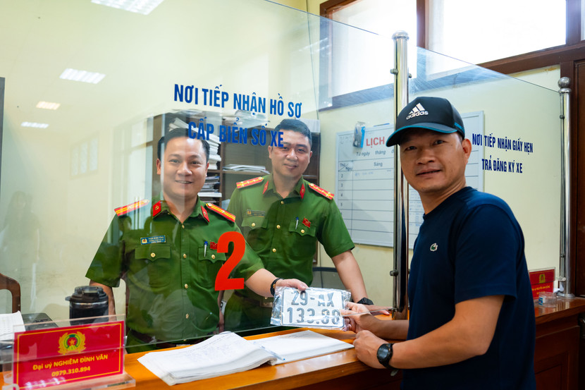 Trong mọi hoạt động, thiếu tá Trịnh Minh Tùng luôn niềm nở, gần gũi với nhân dân Trong mọi hoạt động, thiếu tá Trịnh Minh Tùng luôn niềm nở, gần gũi với nhân dân