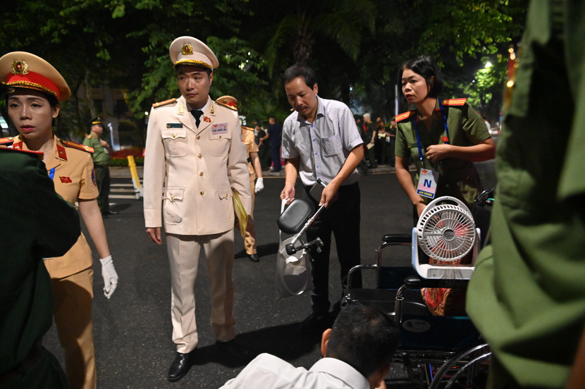CATP Hà Nội đã trân trọng mời và bố trí nơi ăn ở, bố trí cán bộ y tế chăm lo sức khỏe cho 2 cựu chiến binh. Đây là một trong nhiều hoạt động nghĩa tình của Công an Thủ đô với đồng bào cả nước về Thủ đô tham dự sự kiện A80 nói chung và các cựu chiến binh nói riêng...