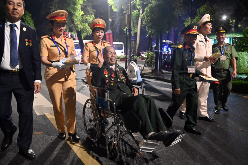 CATP cũng liên hệ với Bộ Tư lệnh cảnh vệ để tạo điều kiện thuận lợi đưa 2 vị khách đặc biệt này vào quảng trường Ba Đình xem lễ diễu binh, diễu hành A80.