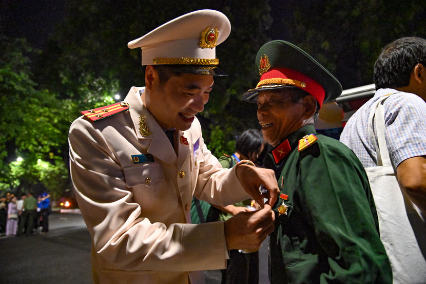 Thượng tá Bùi Nhật Quang đeo thẻ đại biểu cho cựu chiến binh Phan Văn Minh, sinh năm người dân tộc Cor (tỉnh Quảng Ngãi), đây là lần đầu tiên ông đến Hà Nội.