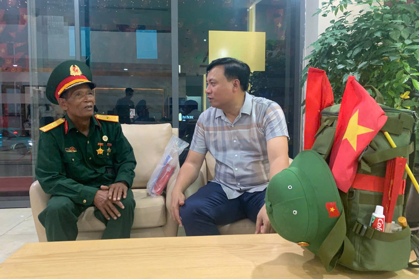 Đại tá Nguyễn Tiến Đạt, Phó Giám đốc CATP thăm hỏi cựu chiến binh Phan Văn Minh. Ông có hoàn cảnh không dư giả nhưng với mong muốn trực tiếp tham dự “ngày hội non sông”, ông đã lên đường ra Hà Nội...Khi biết hoàn cảnh của ông, CATP đã liên hệ, sắp xếp chỗ ở tại Nhà khách CATP và phối hợp với các cơ quan liên quan để ông Minh được tham dự trọn vẹn Lễ kỷ niệm A80.