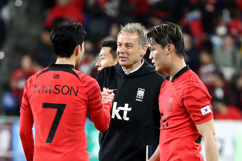 HLV Jurgen Klinsmann và các học trò ĐT Hàn Quốc