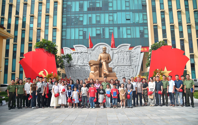 Đại tá Nguyễn Ngọc Quyền, Phó Bí thư Đảng ủy, Phó Giám đốc CATP Hà Nội cùng Đoàn con liệt sĩ CAND, con thương binh CAND chụp ảnh lưu niệm ở Tượng đài Chủ tịch Hồ Chí Minh trong khuôn viên CATP