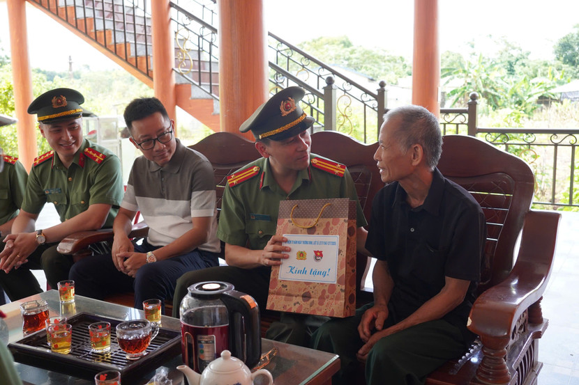 Đoàn công tác thăm hỏi, tặng quà nạn nhân chất độc hóa học Nguyễn Ngọc Bình, thôn Lùng Sinh, xã Việt Lâm.