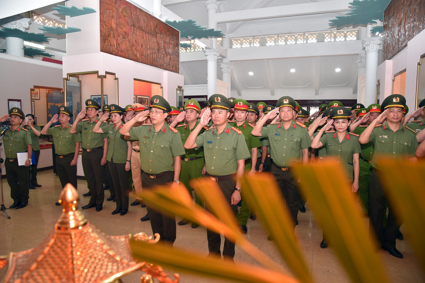 Đại tá Nguyễn Ngọc Quyền, Phó Giám đốc CATP Hà Nội và Đại tá Lục Thế Hưng Phó Giám đốc Công an tỉnh Tuyên Quang cùng các đại biểu dâng hương tưởng nhớ Chủ tịch Hồ Chí Minh Đại tá Nguyễn Ngọc Quyền, Phó Giám đốc CATP Hà Nội và Đại tá Lục Thế Hưng Phó Giám đốc Công an tỉnh Tuyên Quang cùng các đại biểu dâng hương tưởng nhớ Chủ tịch Hồ Chí Minh