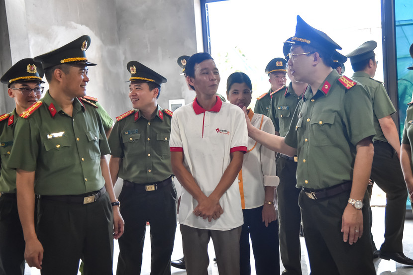 Lãnh đạo CATP Hà Nội và Công an tỉnh Tuyên Quang chia vui với ông Khương trong ngôi nhà mới Lãnh đạo CATP Hà Nội và Công an tỉnh Tuyên Quang chia vui với ông Khương trong ngôi nhà mới