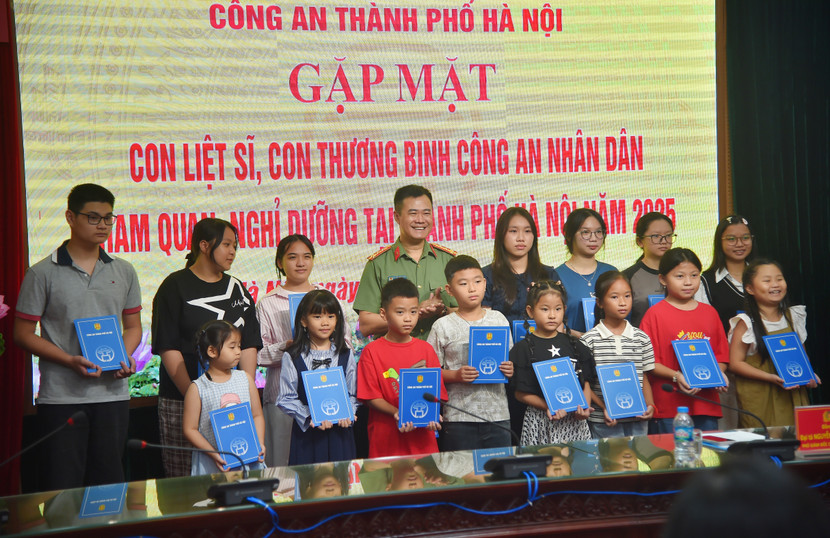 Đại tá Nguyễn Ngọc Quyền, Phó Giám đốc CATP Hà Nội tặng quà động viên con liệt sĩ, con thương binh CAND