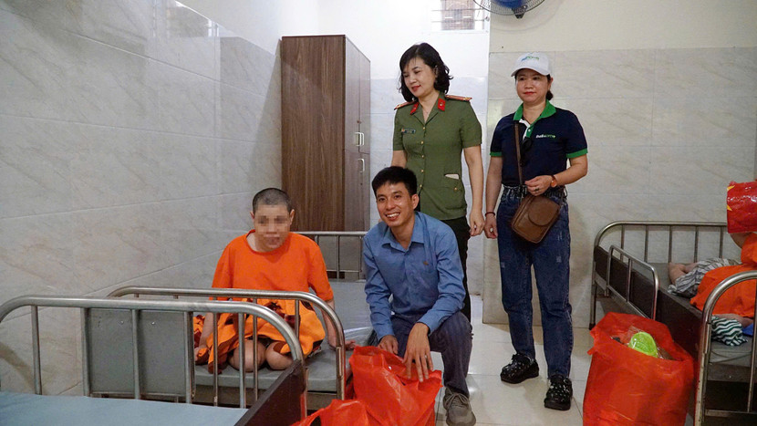 Ông Nguyễn Văn Quyền - Tổng Giám đốc BellHome đến thăm, trao quà tận tay tới các nạn nhân chất độc màu da cam tại Trung tâm