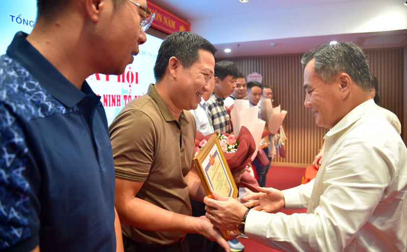 Bí thư Đảng ủy, Chủ tịch Hội đồng thành viên Tổng Công ty UDIC Giang Quốc Trung tặng giấy khen của Tổng công ty cho các tập thể có thành tích xuất sắc