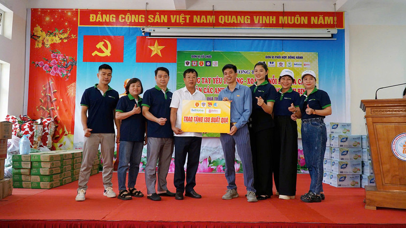 Ông Nguyễn Văn Quyền - Tổng Giám đốc BellHome cùng các thành viên, nhà phân phối gửi tặng 130 suất quà tới Trung tâm