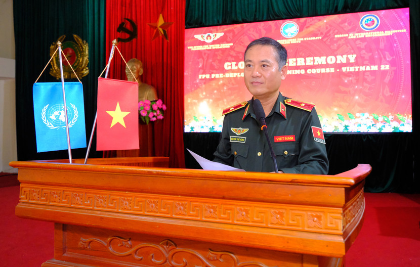 Thiếu tướng Nguyễn Thế Hùng phát biểu tại lễ bế giảng