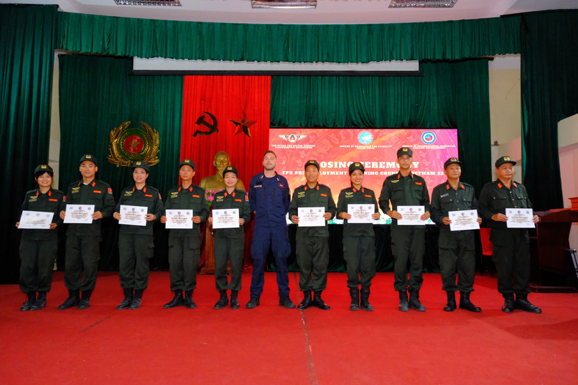 Các học viên được trao chứng chỉ từ Trung tâm CoESPU.