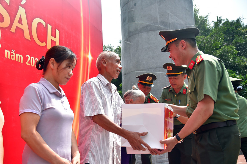 Đại tá Nguyễn Ngọc Quyền trao tặng những phần quà ý nghĩa tới các gia đình chính sách tại xã Minh Thanh. Đại tá Nguyễn Ngọc Quyền trao tặng những phần quà ý nghĩa tới các gia đình chính sách tại xã Minh Thanh.