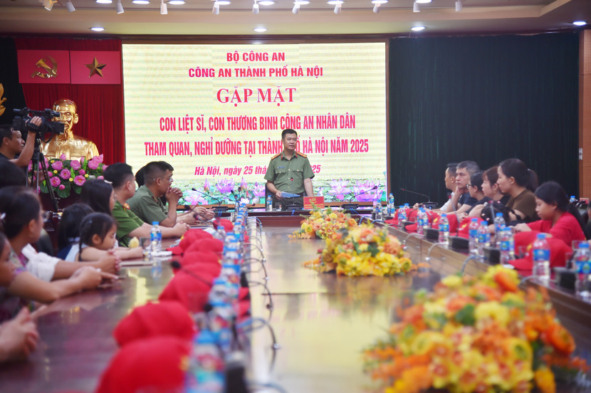 Đại tá Nguyễn Ngọc Quyền, Phó Giám đốc CATP Hà Nội chia sẻ thân tình với đoàn con liệt sĩ, con thương binh CAND thăm Hà Nội