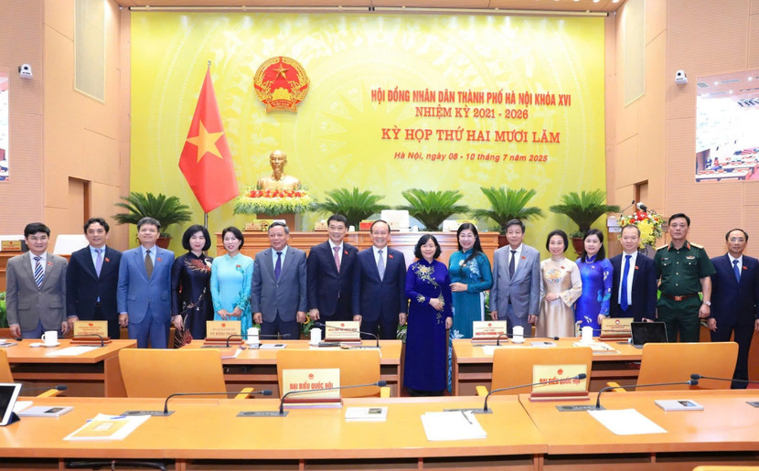 Bí thư Thành uỷ Hà Nội Bùi Thị Minh Hoài, Phó Chủ tịch Quốc hội Vũ Hồng Khanh cùng các đại biểu tại phiên khai mạc Kỳ họp thứ 25, HĐND TP Hà Nội sáng 8-7