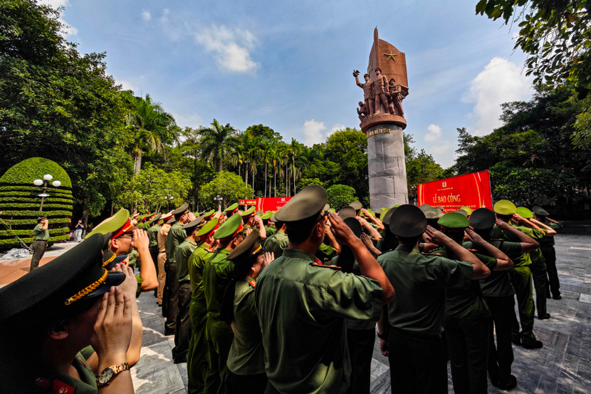 Đoàn đại biểu CATP Hà Nội thành kính báo công trước Tượng đài Bảo vệ An ninh Tổ quốc ở Khu di tích lịch sử Nha Công an Trung ương (tỉnh Tuyên Quang) Đoàn đại biểu CATP Hà Nội thành kính báo công trước Tượng đài Bảo vệ An ninh Tổ quốc ở Khu di tích lịch sử Nha Công an Trung ương (tỉnh Tuyên Quang)