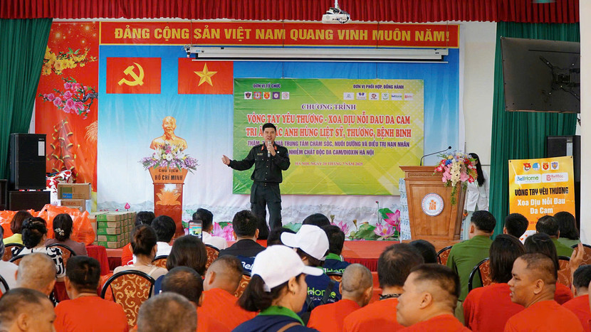 Mở đầu chương trình là các tiết mục văn nghệ, trình diễn xiếc đặc sắc