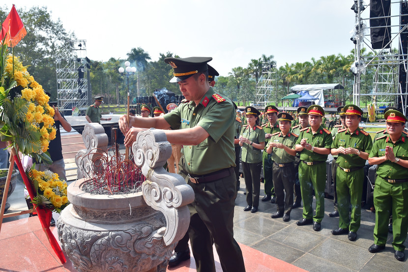 Đại tá Nguyễn Ngọc Quyền, Phó Bí thư Đảng ủy, Phó Giám đốc CATP Hà Nội dâng hương tưởng nhớ công lao các anh hùng, liệt sỹ ở Khu di tích lịch sử Nha Công an Trung ương (Tỉnh Tuyên Quang) Đại tá Nguyễn Ngọc Quyền, Phó Bí thư Đảng ủy, Phó Giám đốc CATP Hà Nội dâng hương tưởng nhớ công lao các anh hùng, liệt sỹ ở Khu di tích lịch sử Nha Công an Trung ương (Tỉnh Tuyên Quang)