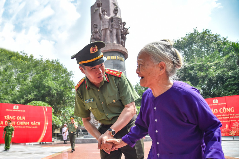 Đại tá Nguyễn Ngọc Quyền thăm hỏi, tri ân các thế hệ đi trước Đại tá Nguyễn Ngọc Quyền thăm hỏi, tri ân các thế hệ đi trước