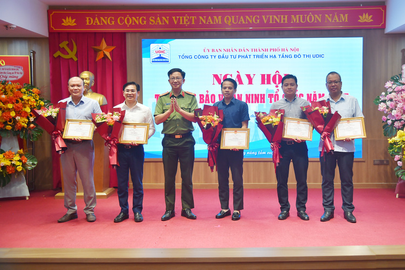 Thừa ủy quyền của Giám đốc CATP, lãnh đạo Phòng An ninh kinh tế trao Giấy khen của Giám đốc CATP tặng cá nhân, tập thể thuộc Tổng công ty UDIC có thành tích xuất sắc