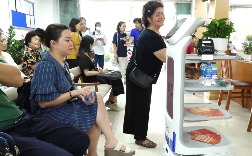 Robot AI phục vụ miễn phí nước uống, kẹo bánh ở điểm phục vụ hành chính công phường Cửa Nam, Hà Nội