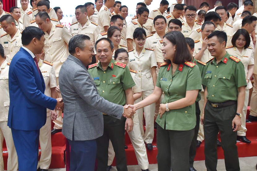 Chủ tịch UBND TP Trần Sỹ Thanh trao đổi với các đại biểu bên lề hội nghị