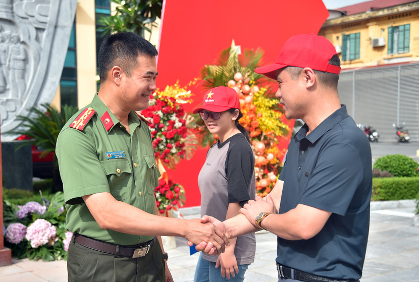 Đại tá Nguyễn Ngọc Quyền, Phó Giám đốc CATP Hà Nội thăm hỏi đồng chí Lê Văn Tuấn, thương binh CAND (Công an tỉnh Quảng Ninh)