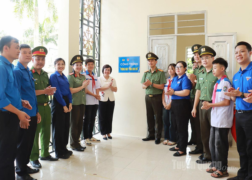 Khánh thành và trao tặng phòng máy tính cho học sinh trường THCS xã Việt Lâm