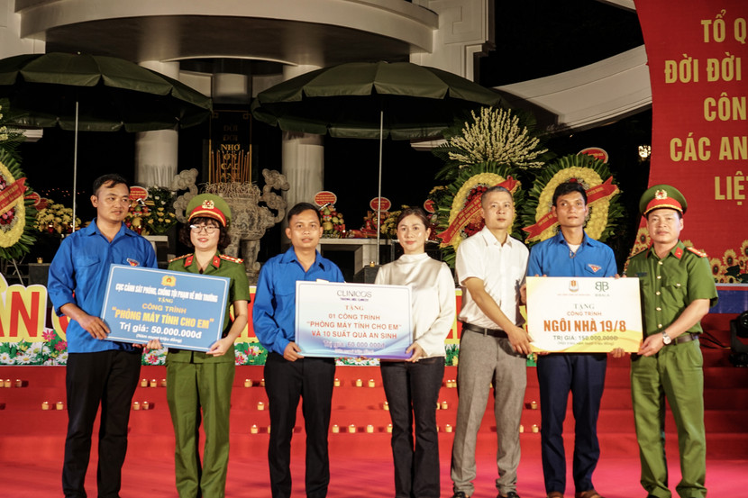 Đơn vị đồng hành Clinicos và Bibala Việt Nam trao tặng những phần quà ý nghĩa đảm bảo an sinh xã hội