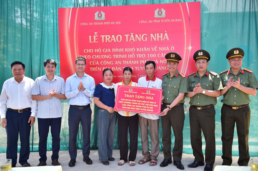 Lễ trao tặng nhà cho gia đình ông Triệu Văn Khương trong chương trình “Xóa nhà tạm, nhà dột nát" - đây là 1 trong 100 căn nhà Công an thành phố Hà Nội hỗ trợ Công an tỉnh Tuyên Quang Lễ trao tặng nhà cho gia đình ông Triệu Văn Khương trong chương trình “Xóa nhà tạm, nhà dột nát" - đây là 1 trong 100 căn nhà Công an thành phố Hà Nội hỗ trợ Công an tỉnh Tuyên Quang