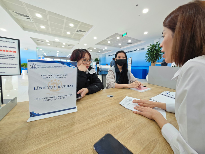 Hà Nội đặt tiêu chí với cán bộ phục vụ hành chính công để ngăn chặn “cò làm giấy tờ” ảnh 1