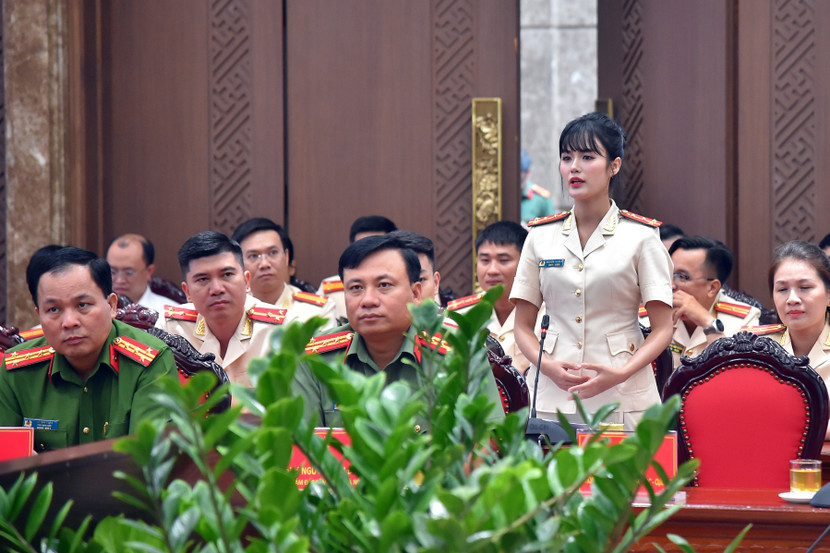 Đại úy Nguyễn Thị Hà Mi (Phòng Tổ chức cán bộ) với rất nhiều lần hiến máu cứu người – được gọi trìu mến là “ngân hàng máu sống”…