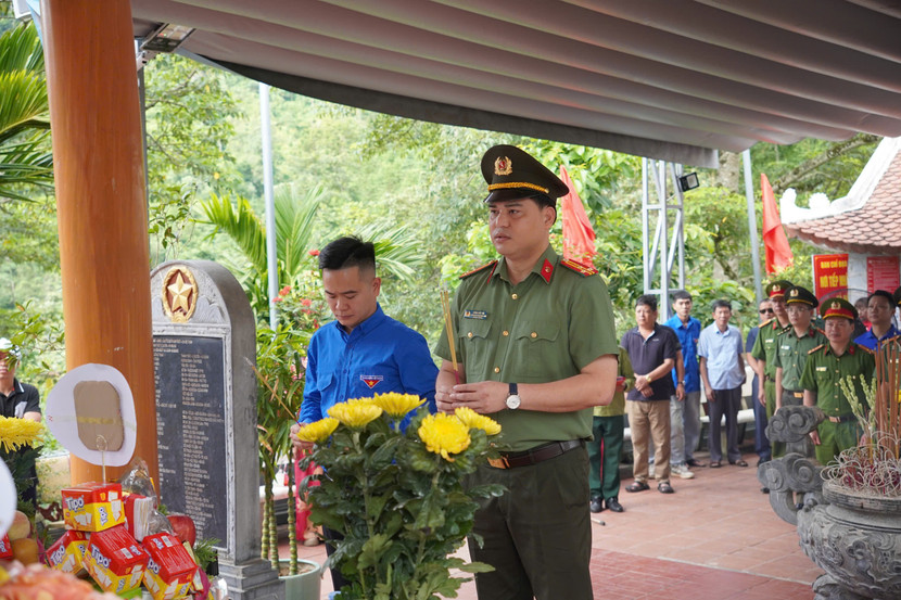 Thượng tá Đồng Đức Vũ, Trưởng Ban Thanh niên CAND cùng các đại biểu dâng hương tưởng nhớ các anh hùng, liệt sỹ ở Đài hương 468, thôn Nặm Ngặt, xã Thanh Thủy.