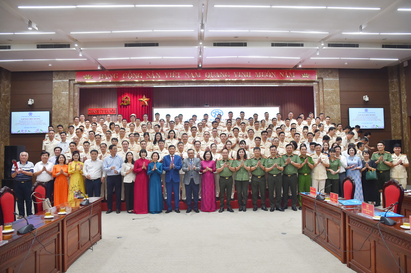 Các đồng chí lãnh đạo cùng các đại biểu dự buổi lễ