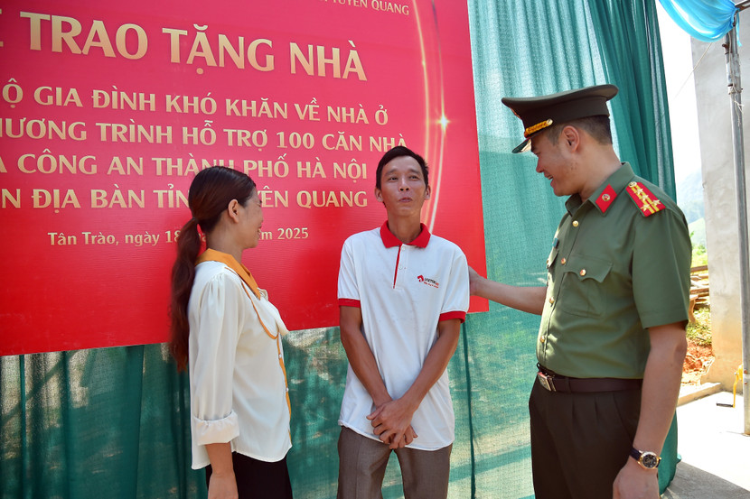 Đại tá Nguyễn Ngọc Quyền, Phó Giám đốc CATP Hà Nội thăm hỏi động viên gia đình ông Triệu Văn Khương Đại tá Nguyễn Ngọc Quyền, Phó Giám đốc CATP Hà Nội thăm hỏi động viên gia đình ông Triệu Văn Khương