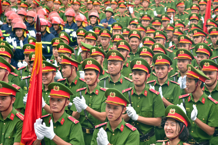 Lực lượng tham gia diễu binh, diễu hành phấn khởi khi Trung tướng Nguyễn Thanh Tùng cho biết sẽ tặng Giấy khen của Giám đốc CATP cho các đồng chí tập luyện nghiêm túc, hiệu quả