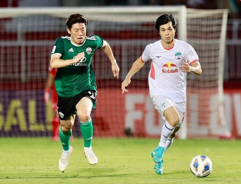Công Phượng (phải) ở trận HAGL gặp Jeonbuk Hyundai Motors năm 2022
