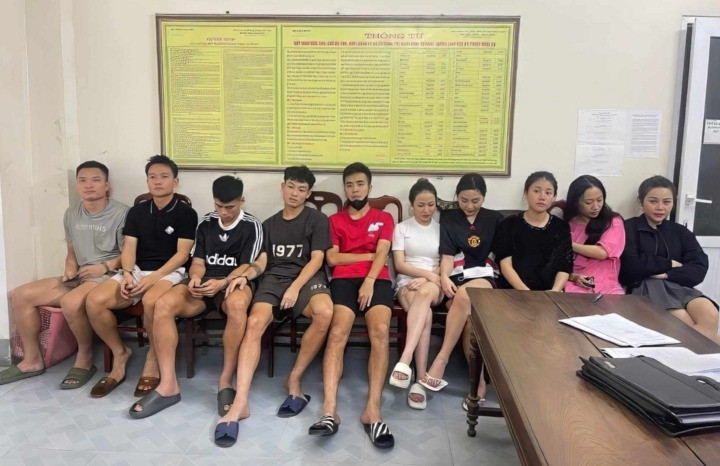 Tiền vệ Đinh Thanh Trung (thứ hai từ trái sang) và nhóm người sử dụng trái phép chất ma túy bị bắt