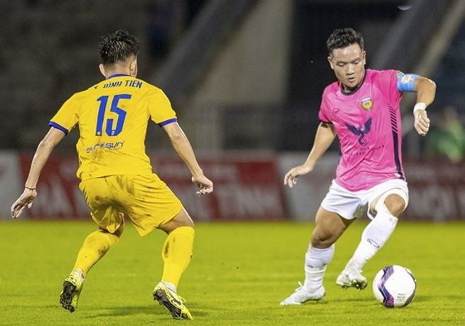Đội trưởng Đinh Thanh Trung (phải) của CLB Hà Tĩnh (Ảnh: Báo Hà Tĩnh)