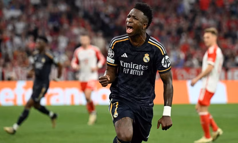 Vinicius lập cú đúp vào lưới Bayern