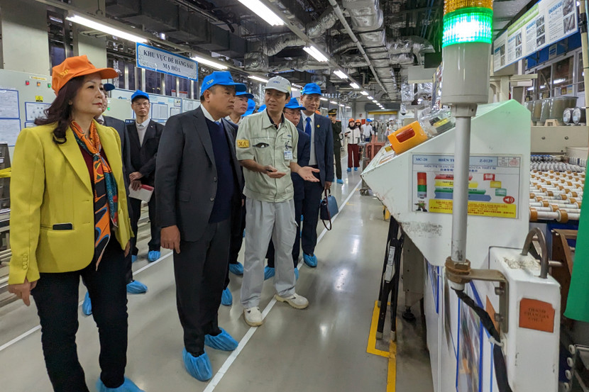 Chủ tịch UBND TP Hà Nội Trần Sỹ Thanh tham quan dây chuyền sản xuất hiện đại của Công ty TNHH Điện tử Meiko Việt Nam