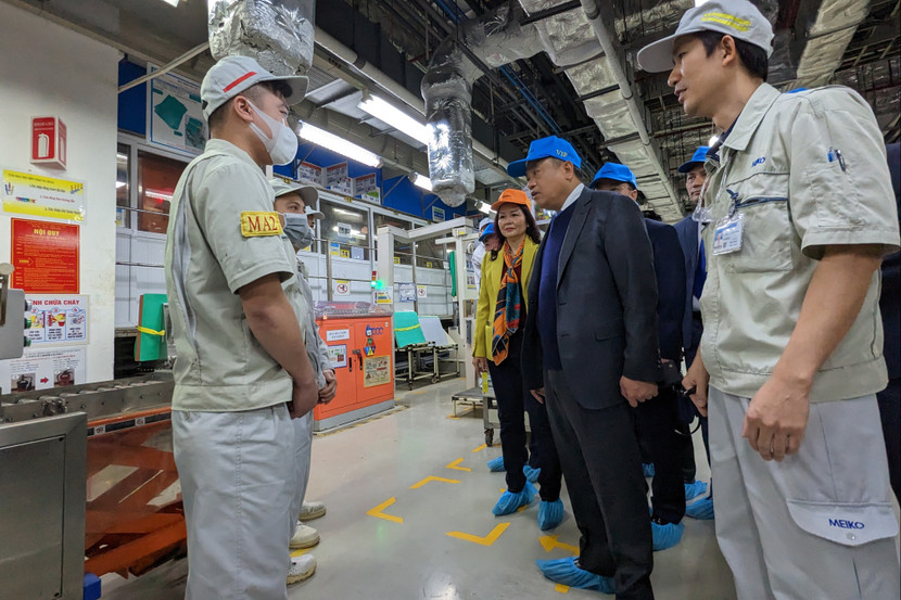 Chủ tịch UBND TP Hà Nội hỏi chuyện công nhân Công ty TNHH Điện tử Meiko Việt Nam