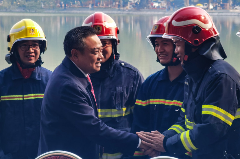 Chủ tịch UBND TP Trần Sỹ Thanh trò chuyện, động viên Cảnh sát PCCC và CNCH Hà Nội ứng trực tại trận địa pháo hoa bên hồ Gươm Chủ tịch UBND TP Trần Sỹ Thanh trò chuyện, động viên Cảnh sát PCCC và CNCH Hà Nội ứng trực tại trận địa pháo hoa bên hồ Gươm