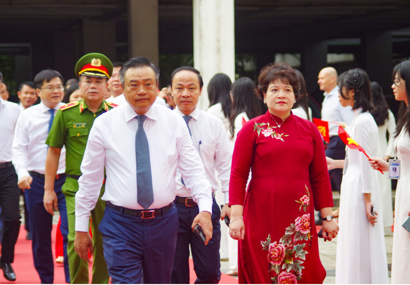 Chủ tịch UBND TP Hà Nội Trần Sỹ Thanh dự lễ khai giảng năm học mới 2023 tại Trường THPT Chuyên Hà Nội - Amsterdam Chủ tịch UBND TP Hà Nội Trần Sỹ Thanh dự lễ khai giảng năm học mới 2023 tại Trường THPT Chuyên Hà Nội - Amsterdam