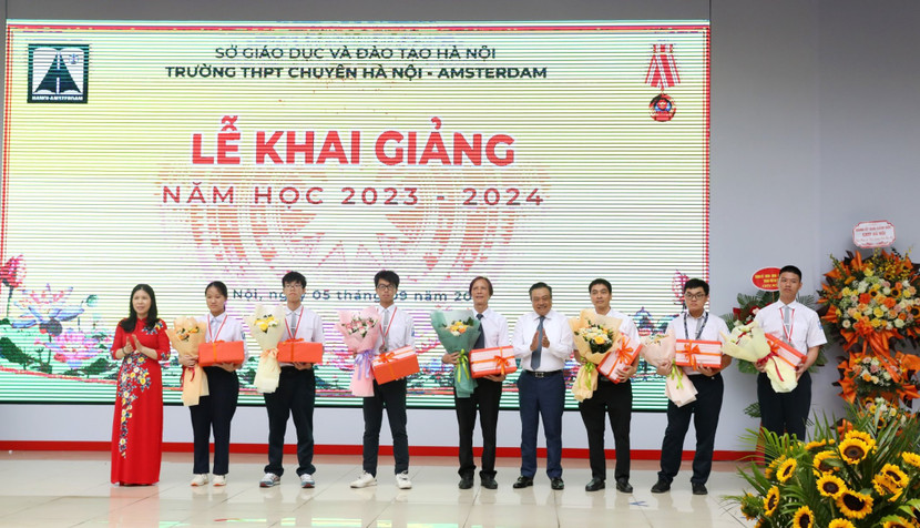 Tại buổi lễ, trường THPT chuyên Hà Nội – Amsterdam đã trao thưởng cho học sinh, thầy cô giáo lãnh đội đạt thành tích xuất sắc trong kì thi Olympic Thiên Văn và Vật lý Thiên văn Quốc Tế 2023 IOAA; cuộc thi khoa học máy tính MICROSOFT IMAGINE CUP JUNIOR 2023. Tại buổi lễ, trường THPT chuyên Hà Nội – Amsterdam đã trao thưởng cho học sinh, thầy cô giáo lãnh đội đạt thành tích xuất sắc trong kì thi Olympic Thiên Văn và Vật lý Thiên văn Quốc Tế 2023 IOAA; cuộc thi khoa học máy tính MICROSOFT IMAGINE CUP JUNIOR 2023.