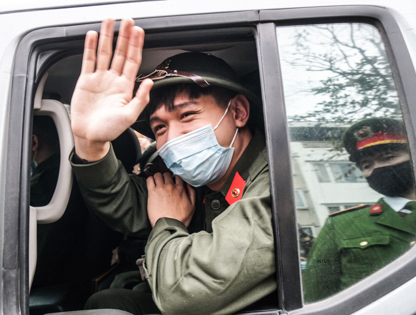 Thanh niên Hà Nội phấn khởi lên đường nhập ngũ phục vụ đất nước