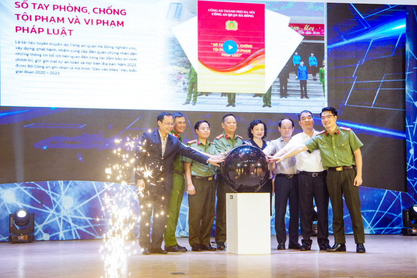 Các đồng chí lãnh đạo thực hiện nghi thức khai trương phiên bản mới của Sổ tay an ninh Hà Đông điện tử Các đồng chí lãnh đạo thực hiện nghi thức khai trương phiên bản mới của Sổ tay an ninh Hà Đông điện tử